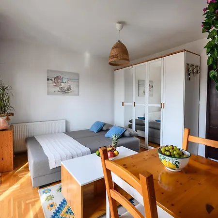 Tesla Flyinn Apartament