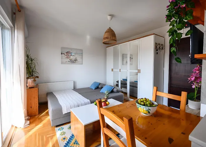 Tesla Flyinn Apartman